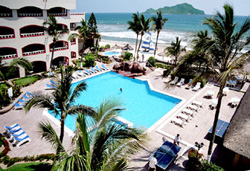 Pool and Beach at Quijote Inn